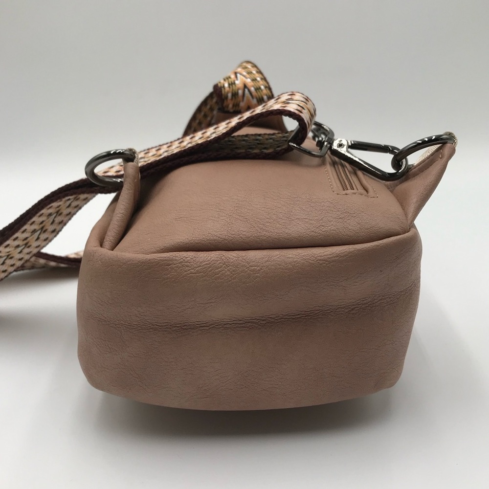 BN Love Deliver Sling Bag - Picture 5 of 12